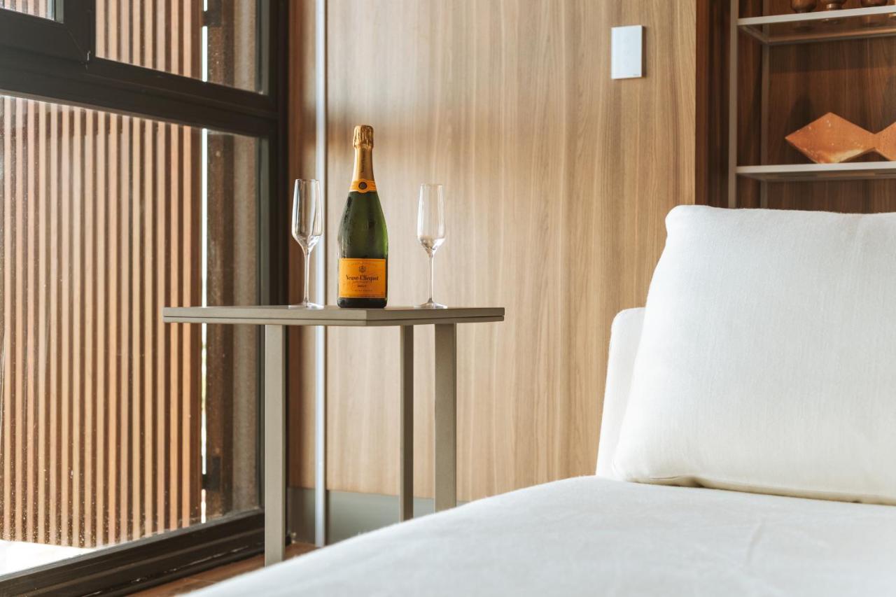 Ba'Ra Hotel João Pessoa Exteriér fotografie A bottle of Veuve Clicquot