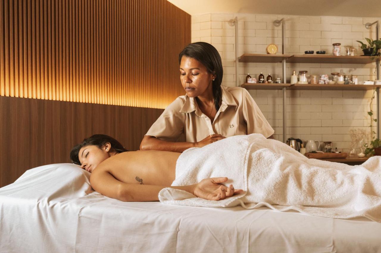 Ba'Ra Hotel João Pessoa Exteriér fotografie A massage therapist treating a patient