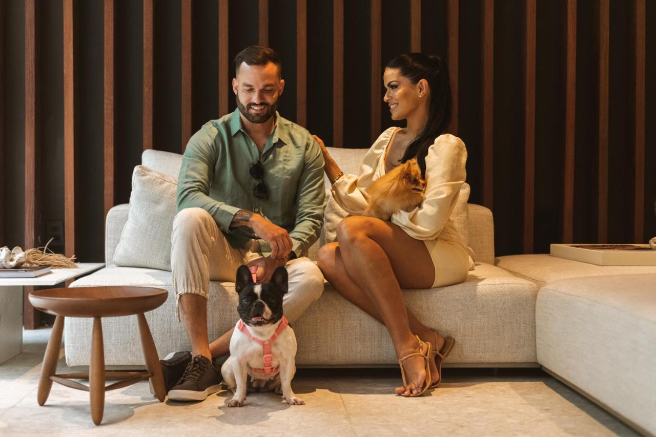 Ba'Ra Hotel João Pessoa Exteriér fotografie A couple with their dogs